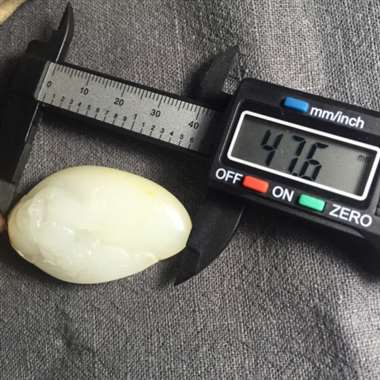 38克独籽料，白度一级，质地细腻，背后满皮 苏工，大师级，工艺绝佳，精细