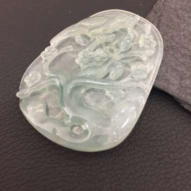 黄绿喜鹊，喜上眉梢，雕工精湛，料细物美。