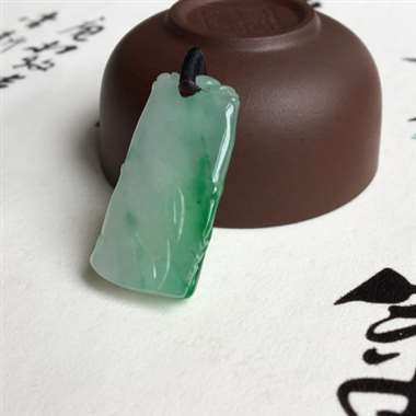 冰绿 竹节 冰底 绿竹节 质地细腻 冰透感好 种好色辣 巧雕了一只小螳螂 好可爱 尺寸 32x16x
