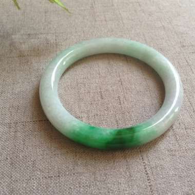 冰辣绿小圆条手镯，有微纹，打灯可见，不影响佩戴效果！