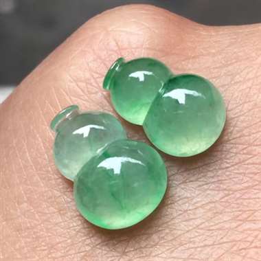 甜绿葫芦，尺寸：11.3*8*4.5mm,10.6*7.1*4.3mm，种水一流，色泽甜美，饱满。H