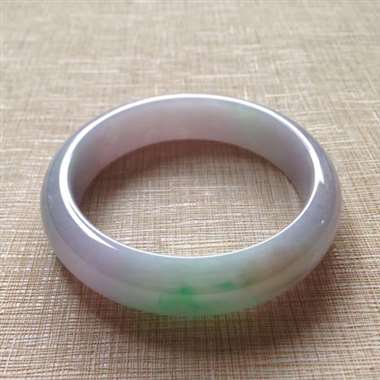414-1-7正圈尺寸58.5×15.1×8.1mm。宽版淡春彩平安镯，温润尔雅，质地不错，一抹绿色