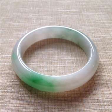 414-1-9正圈尺寸56.8×13.7×8.2mm。俏色平安镯，明艳亮丽，宛若青松翠柏般，生机盎然