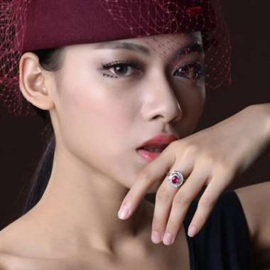 18k镶嵌，主石1.5ct，配钻0.56ct，手寸14#