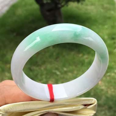 正圈，淡紫底飘绿，尺寸54.5-15.9-7.2，水润细腻，颜色亮丽，底子干净清爽，完美