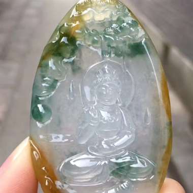L冰种三彩料《观音娘娘》。细腻种水足，冰透起光，水润怡人，完美