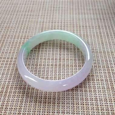 17041211#正圈尺寸：56x11x6.6mm 细润带色镯，很温润，甜美，清爽舒适，底色时尚靓丽