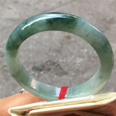 翡翠A货：冰种飘花.正圈手镯.料子清爽干净.种老水头十足.有点棉絮.完美无瑕纹裂.尺寸：55mm12