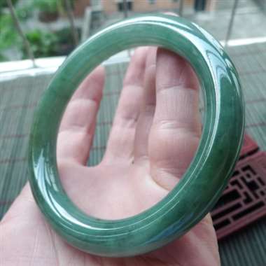 111731A货翡翠精美好种满绿圆条手镯，圈口58.3mm，种好水头足，满绿均匀，条形饱满，质地细腻