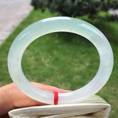 冰种翠色圆条,尺寸55.3-9.4-9.1,水润冰透,种老水头足,完美 冰种翠色圆条,尺寸55.3-9.4-9.1,水润冰透,种老水头足,完美