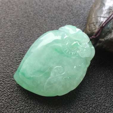 冰种飘阳绿寿桃,完美,种好色辣。尺寸:36.5-28.2-11.0 冰种飘阳绿寿桃,完美,种好色辣。尺寸:36.5-28.2-11.0