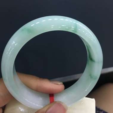 纯净清爽，些许淡阳绿花飘逸，花色清新亮丽，版型非常漂亮，上手十分高贵秀气！