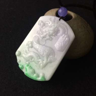 细糯春彩龙牌，紫色不浓，但是实物还是能清楚看到紫色的，绿色很正，也算阳绿了，非常高性价高的牌子～30