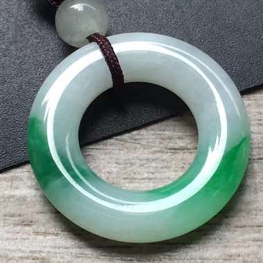 飘阳绿扣子,尺寸:21.2*3.9mm,完美起光,底子白净,飘阳绿,佩戴好看。H11 飘阳绿扣子,尺寸:21.2*3.9mm,完美起光,底子白净,飘阳绿,佩戴好看。H11