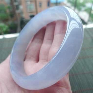 111425完美无纹裂好种淡紫正装手镯 种色一流，冰透细腻，老种起荧光，颜色淡紫色 惊艳迷人