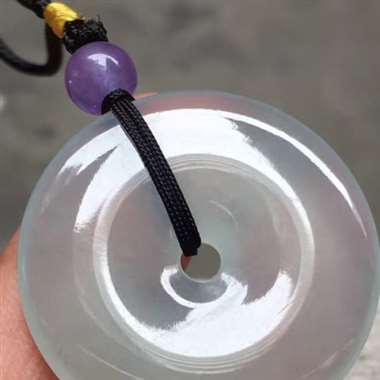 冰种平安扣,尺寸:30.5*4.7mm，完美起光，种好水润，玉质细腻，品相俱佳。H16