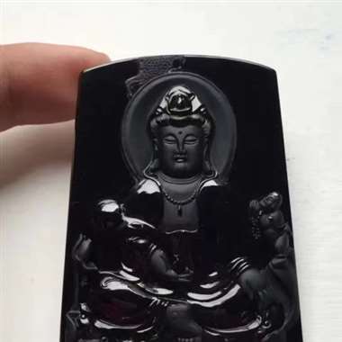 ♥️墨翠:观音菩萨，完美无裂纹，细腻干净，黑度极黑，性价比高，纯手工打造，打灯透绿，薄利多销，一手货