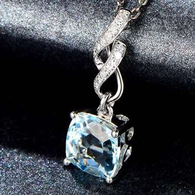 18K天然海蓝宝吊坠,主石2.1ct,配钻0.07ct,金重:0.86g,配证书 18K天然海蓝宝吊坠,主石2.1ct,配钻0.07ct,金重:0.86g,配证书