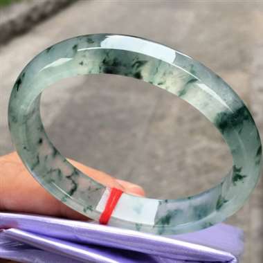 贵妃，冰种飘花，尺寸55.8-11.6-7.0，冰润通透，种老起光，飘花灵动飘逸，完美