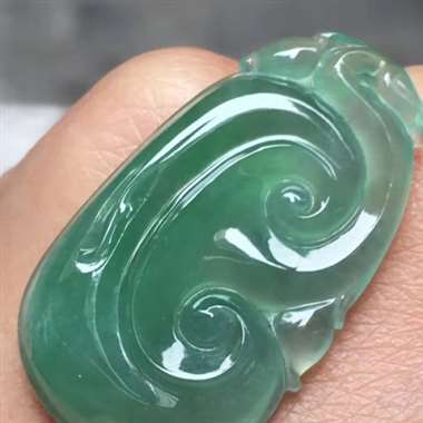 满色甜绿如意，尺寸：30.9*17.8*5mm，完美起光，玉质细腻，色泽甜美，品相佳H14
