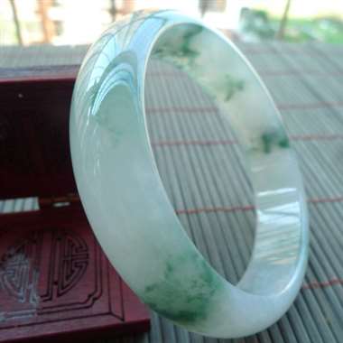 016pg完美冰润飘花正装手镯，无纹裂，料老种好，冰润通透，质地细腻水润，种水足，飘花灵动，上手贵气