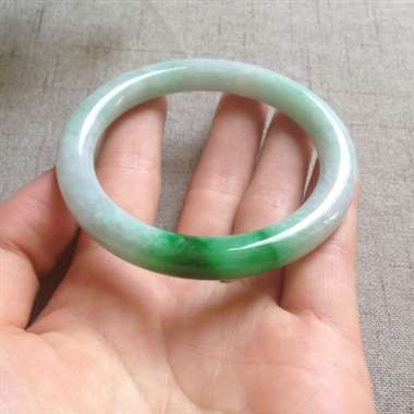 冰辣绿小圆条手镯，有微纹，打灯可见，不影响佩戴效果！