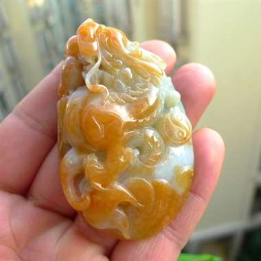 ︰翡翠如意龙牌玉吊坠 ︰70*42*21毫米(长*宽*厚)取最大值手工测量