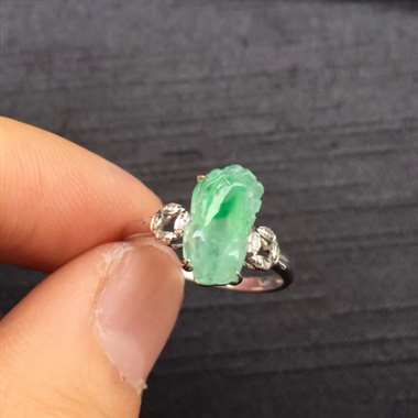 18K金镶嵌冰种飘花貔貅戒指,种好色辣,饱满大气,完美无暇,性价比高,自然光实拍,裸石大小:11.4 18K金镶嵌冰种飘花貔貅戒指,种好色辣,饱满大气,完美无暇,性价比高,自然光实拍,裸石大小:11.4