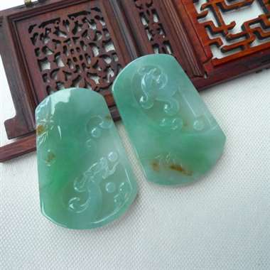 翡翠A货龙凤呈祥玉佩对 老坑料，种水足，料子细腻水润 雕工精湛！规格：56*39*6mm和56.5*