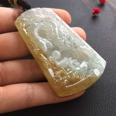 冰糯种黄翡龙行天下，背部大灯有纹、为题可见，不打灯不见。尺寸：64.4*41.1*5.8