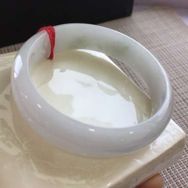 糯种飘点花完美正圈手镯。尺寸：58.6-15.8-8.6