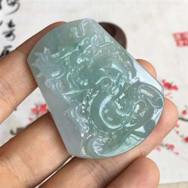 霸气 龙牌 整体有底色 质地细腻 水润 雕刻工艺精湛 栩栩如生 霸气 尺寸够大 佩戴漂亮 无纹裂 尺