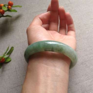 冰飘花正装手镯，有小晶体，不影响佩戴效果！
