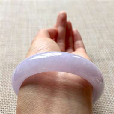 冰紫罗兰正装手镯，规格：53.9*13.6*8.4，冰冰润润的，萌萌嫩嫩的粉紫色美艳不失清新，上身尽