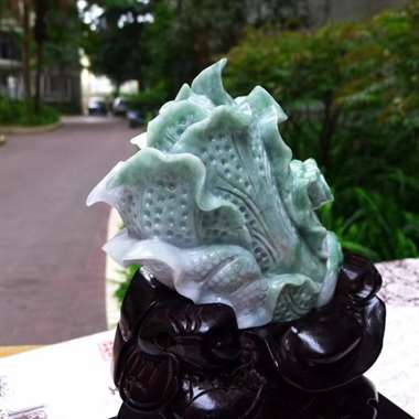 翡翠A货老坑水润飘阳绿精工招财进宝白菜摆件 约裸石尺寸： 110/140/50连底坐：220/180