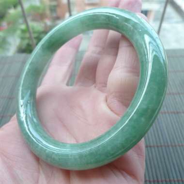 034pg好种满色豆绿圆条, 条形细致,水头好,玉质细腻,佩戴优雅迷人,尺寸57.6-10.4mm 034pg好种满色豆绿圆条, 条形细致,水头好,玉质细腻,佩戴优雅迷人,尺寸57.6-10.4mm