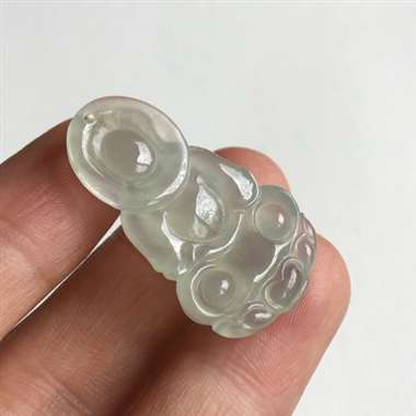 冰种 观音 冰种 整体有底色 质地细腻 冰透感好 雕刻工艺精湛 佩戴漂亮 无纹裂 尺寸 35x20.