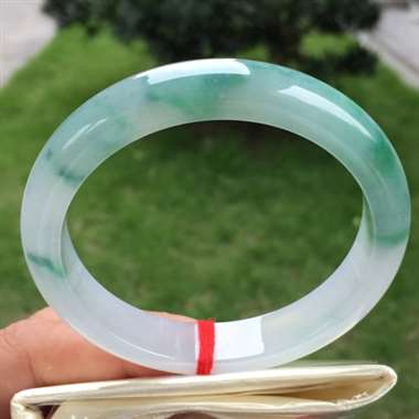 正圈，糯冰种飘绿，尺寸56.0-11.3-7.7，冰润细腻，种老水头足，完美
