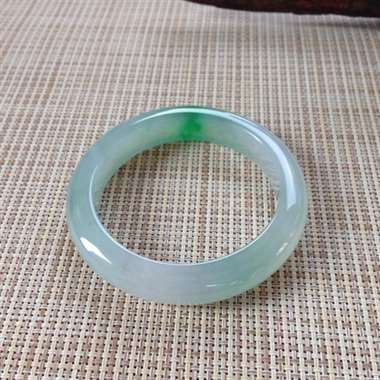 17041723#正圈尺寸：56.6x12.3x9.3mm 冰润翠色镯，很厚庄，有冰味，有水头，清爽