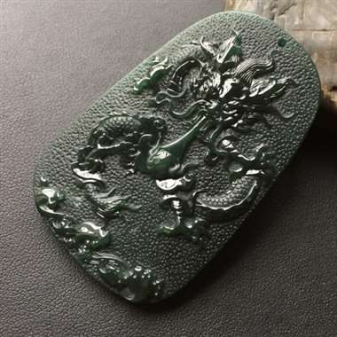 冰种深蓝水完美龙牌，雕工精细，打灯翠绿，品相佳。尺寸：56.4-37.1-7.8