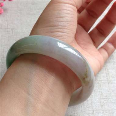 冰润三彩正装手镯，有小细纹，点点黄翡犹如一路撒黄金，上手很有档次，贵气逼人