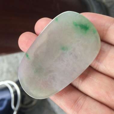 缅甸翡翠A货，冰种带色，很美的观音，谁带回保佑你全家幸福美满，喜欢的赶紧吧！性价比超高。