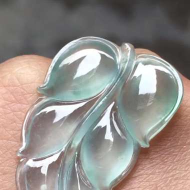 高冰种叶子，尺寸：28*18*3.5mm，完美起光，水润通透，胶感十足。H13