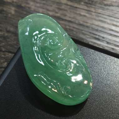 晴水底绿如意，饱满细腻，水头足，微纹可忽略，性价比高，推荐，尺寸44.7*22.9*7.6mm，重量