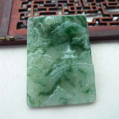 翡翠A货山水相依玉吊坠 老坑料，料子细腻，雕工上承，佩戴漂亮大气！规格：57.5*41*6mm 重量