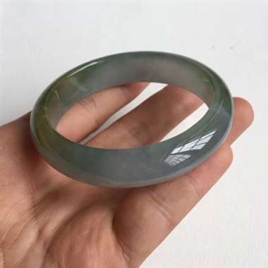 冰种 飘黄翡 手镯 58.5# 冰种 整体有底色 飘黄翡 质地细腻 冰透感好 水头足 佩戴漂亮 有细