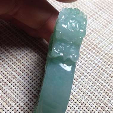 飘绿花龙勾 料子细腻 种老水足 雕工精湛 设计巧妙 厚庄大气 霸气外露