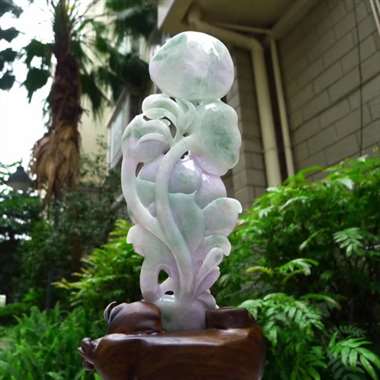 翡翠A货老坑水润春带彩和和美荷花摆件约裸石尺寸:240/85/15 连底坐:350/165/110m 翡翠A货老坑水润春带彩和和美荷花摆件约裸石尺寸:240/85/15 连底坐:350/165/110m