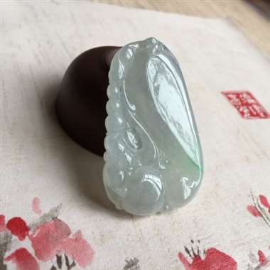 飘阳绿丝 福瓜 非常大件厚实的一款福瓜 整体稍有底色 质地细腻 水润 飘点阳绿丝 上身佩戴效果好 背 飘阳绿丝 福瓜 非常大件厚实的一款福瓜 整体稍有底色 质地细腻 水润 飘点阳绿丝 上身佩戴效果好 背