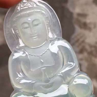高冰飘绿观音：透光有小纹不影响，种老起胶，雕工精致，色泽漂亮，饱满，尺寸：67.8/45/6.2 ，